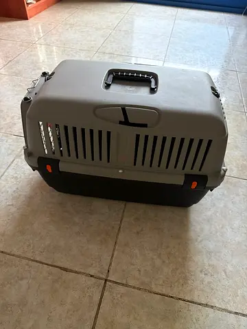 Sturdy Plastic Pet Carrier / Travel Crate - Good Condition