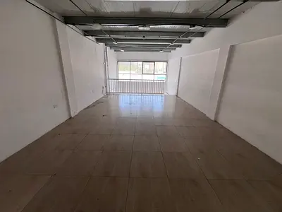 فرصة استثمارية مميزة لاستئجار محل تجاري بموقع حيوي ، مع مساحة واسعة وتصميم يضم طابقاً أرضياً وميزانين،  مناسباً للعديد من الأنشطة التجارية