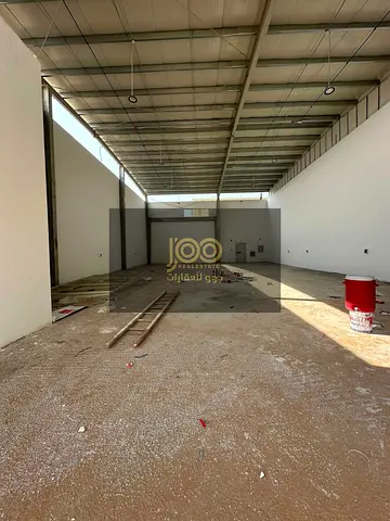 A complex consisting of land and three warehouses / Electricity 135 / Available for all activities