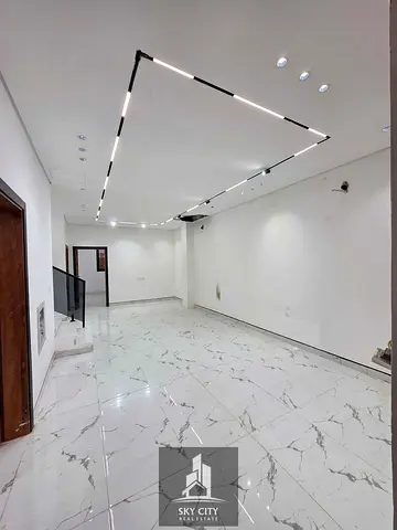 فرصة ولقطة مميزة بالقرب من المسجد، فيلا بتصميم مودرن تضم 5 غرف نوم ماستر، تشطيبات راقية وموقع هادئ، بسعر شامل رسوم التسجيل والتمليك، مناسبة للسكن فرصة
