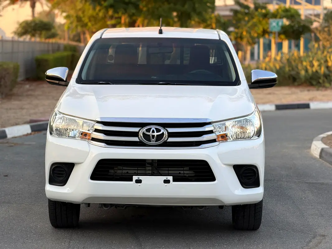 Toyota Hilux 2022 — photo 1 of 14