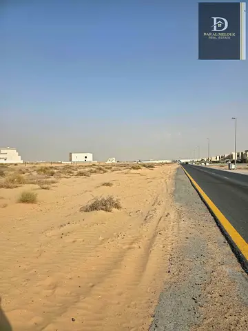 للبيع في الشارقه - أرض زاوية على شارعين 24 و 24 متر  – روضة القرط- مقابل السيوح - 🔥