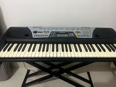 Yamaha electronic keyboard with X-stand - good working condition