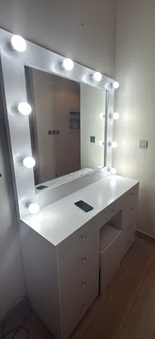 High quality (  used 3 month)  big White Hollywood Vanity Dressing Table with Lighted Mirror - NEW