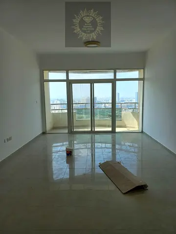 شقة غرفتين وصالة للبيع في أبراج هورايزون... مساحتها ١٦٣٣ قدم مربع... سعرها ٥٠٠,٠٠٠ روبية مع موقف سيارة