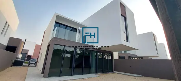 عرض خاص ومحدود! فيلا مستقلة بالكامل بأربع غرف نوم للبيع في وسط الجادة
