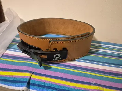Lever weightlifting belt