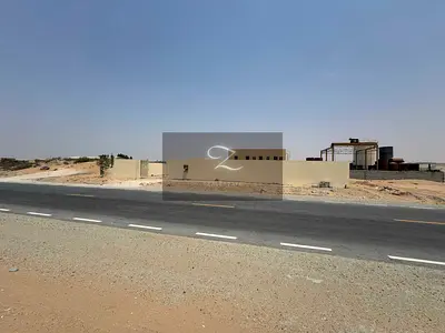 متاح للإيجار السنوي، أرض مسورة، بناء جديد على شارع رئيسي،