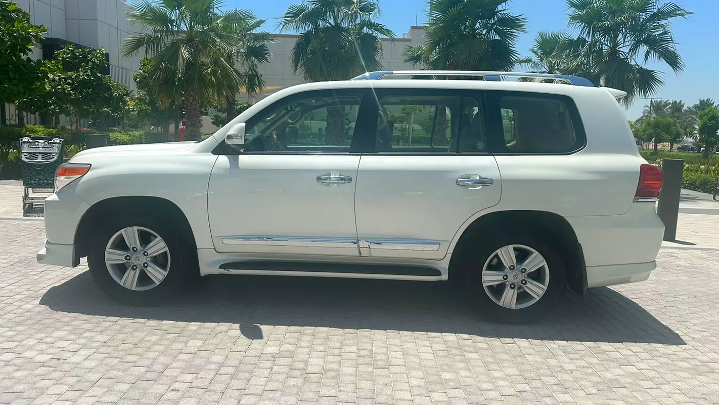 Toyota Land Cruiser 2015 — photo 1 of 13