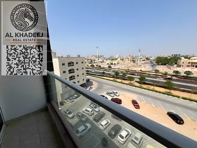 غرفتين وصاله بمساحه كبيره مع بلكونه باطلاله مفتوحه مع شهر وباركينج فري بالروضه2 سهل الخروج الي دبي والشارقه