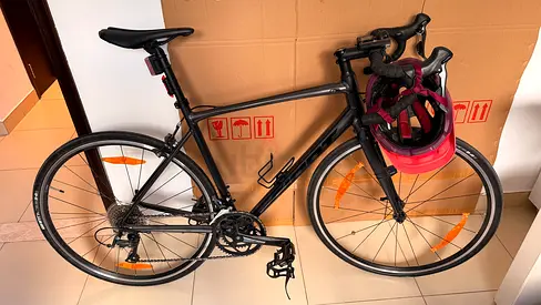 Giant contend 3.Alloy Road Bike - Lightweight Carbon Fork,Tektro  rim brakes, Size ML.Color charcoal