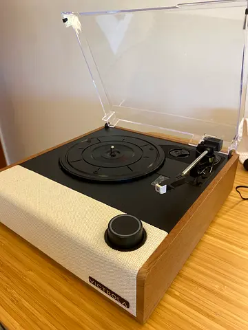 Vintage-style wooden turntable / record player in good condition