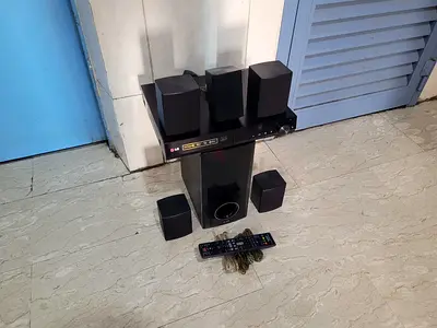 LG 5.1ch 3D-Bluray (Bluetooth, Aux in) Home Theatre Sound System in excellent working condition