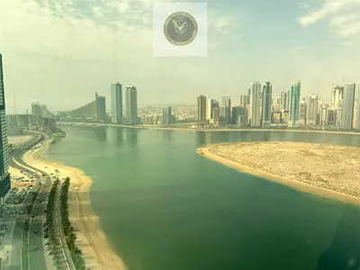 شقة للايجار السنوي ثلاث غرف وصالة مساحة ضخمة مع اطلالة بحرية مباشر على الكورنيش مع خزائن في الحائط وستور