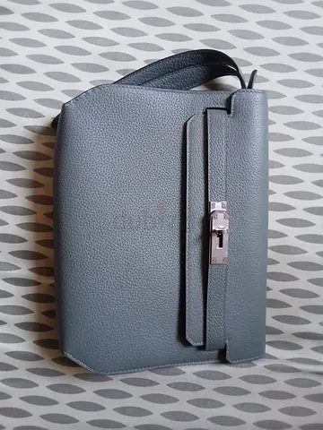 Collection of Stylish Crossbody Handbags in Neutral Tones