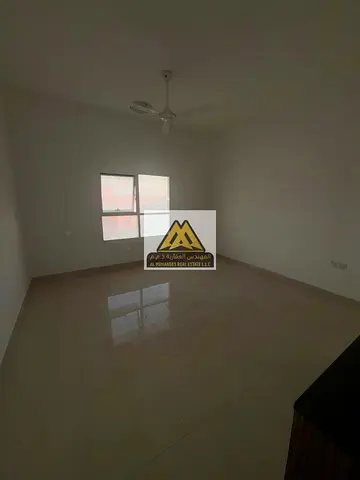 استوديو واسع بمطبخ شبه منفصل ونظام أمريكي مع تكييف مركزي في موقع حيوي قريب من الخدمات بالمويهات 3 عجمان