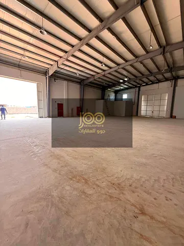 warehouse with a total area of 10,000 sq ft, featuring four internal rooms that can serve as administrative offices, meeting spaces, or staff faciliti