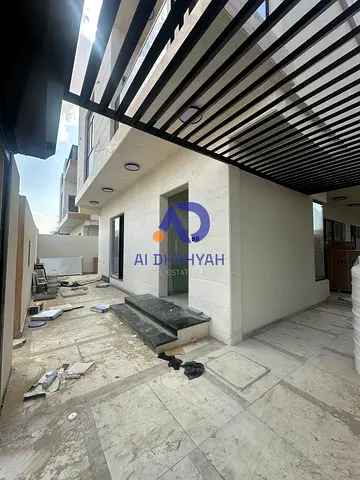 فيلا فاخرة للبيع في الحليو 2 عجمان، أرضي + طابقين + رووف، 5 غرف ماستر، مسبح، حوش كبير، تكييف مركزي، موقع مميز على شارع رئيسي.