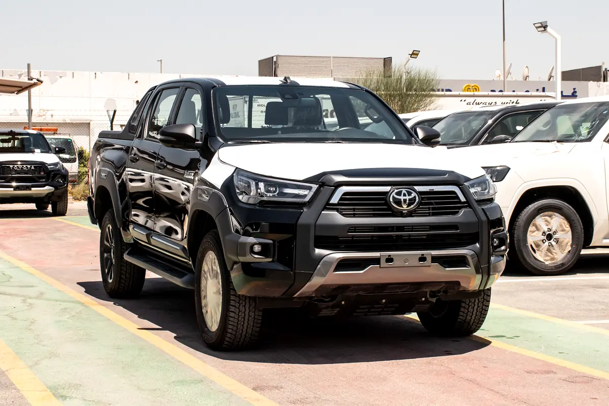 Toyota Hilux 2026 — photo 1 of 17