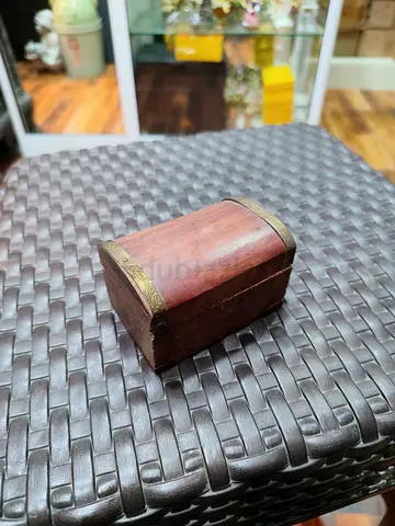 Small Vintage Wooden Trinket/Jewelry Box with Brass Accents 8cm long