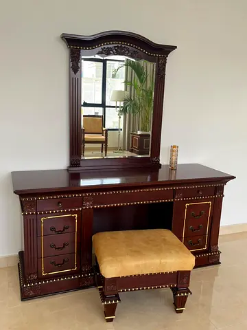 Luxury Classic Bedroom Set Excellent
Condition
Solid wood, elegant classic design