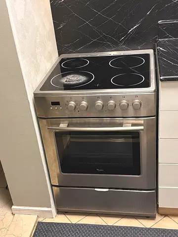 Whirlpool Electric Cooker with Ceramic Hob