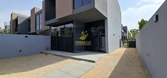 Beautiful and Ready to Move 3 br Townhouse in Sendiyan ! Exclusive Unit ! Amazing location