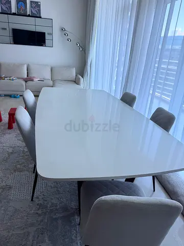 White high-gloss dining table with 6 upholstered chairs