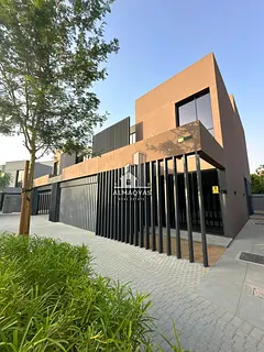 Stand-alone 4-Bedroom Villa with terrace - Freehold - Prime location