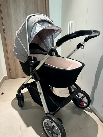 Premium Silver Cross 2-in-1 pram and stroller set in good condition.