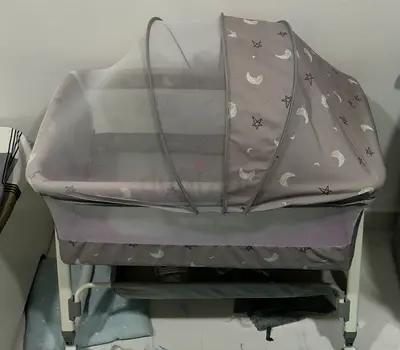 Baby bassinet / cradle with canopy and mosquito net - good condition