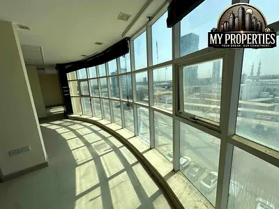 A full floor with an independent elevator, suitable as a private hospital, gym, business headquarters, or for a large company.