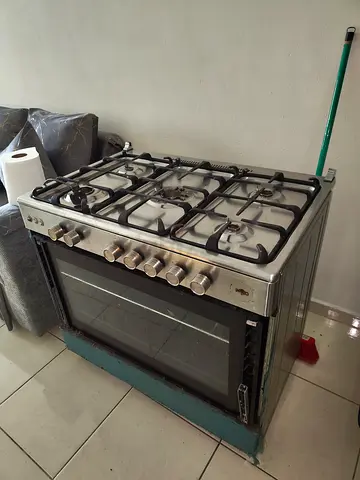 MIDEA 5-Burner Gas Cooker with Oven!