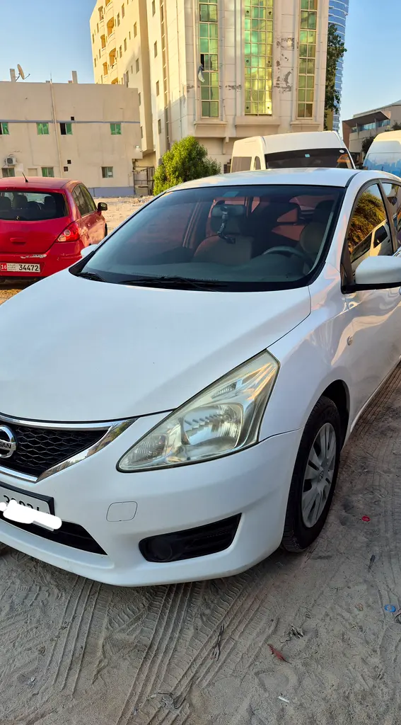 Nissan Tiida 2016 — photo 1 of 3