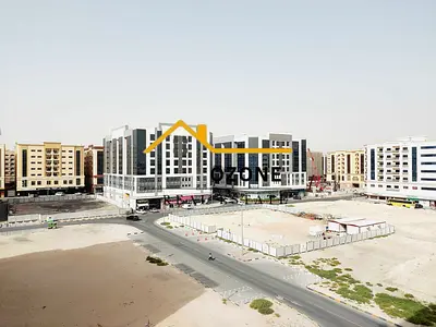 شقة جديدة تمامًا مكونة من غرفتي نوم وصالة مع شرفة وثلاثة حمامات، بالإضافة إلى غرفتي نوم رئيسيتين، وموقف سيارات داخل المبنى في موقع متميز.