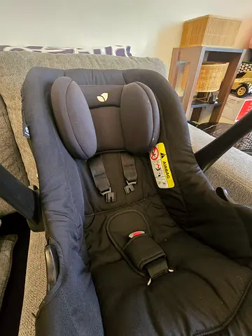 Rear-facing infant car seat in good used condition