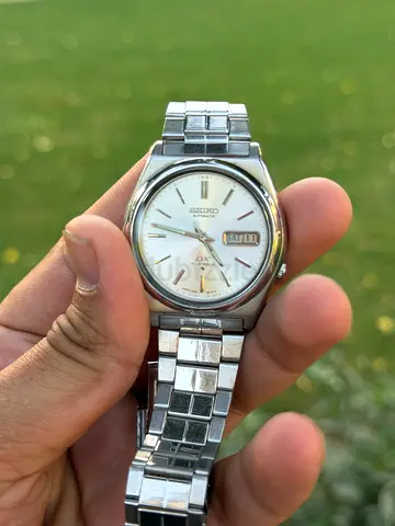This is a vintage Seiko DX Automatic watch featuring a silver sunburst dial w