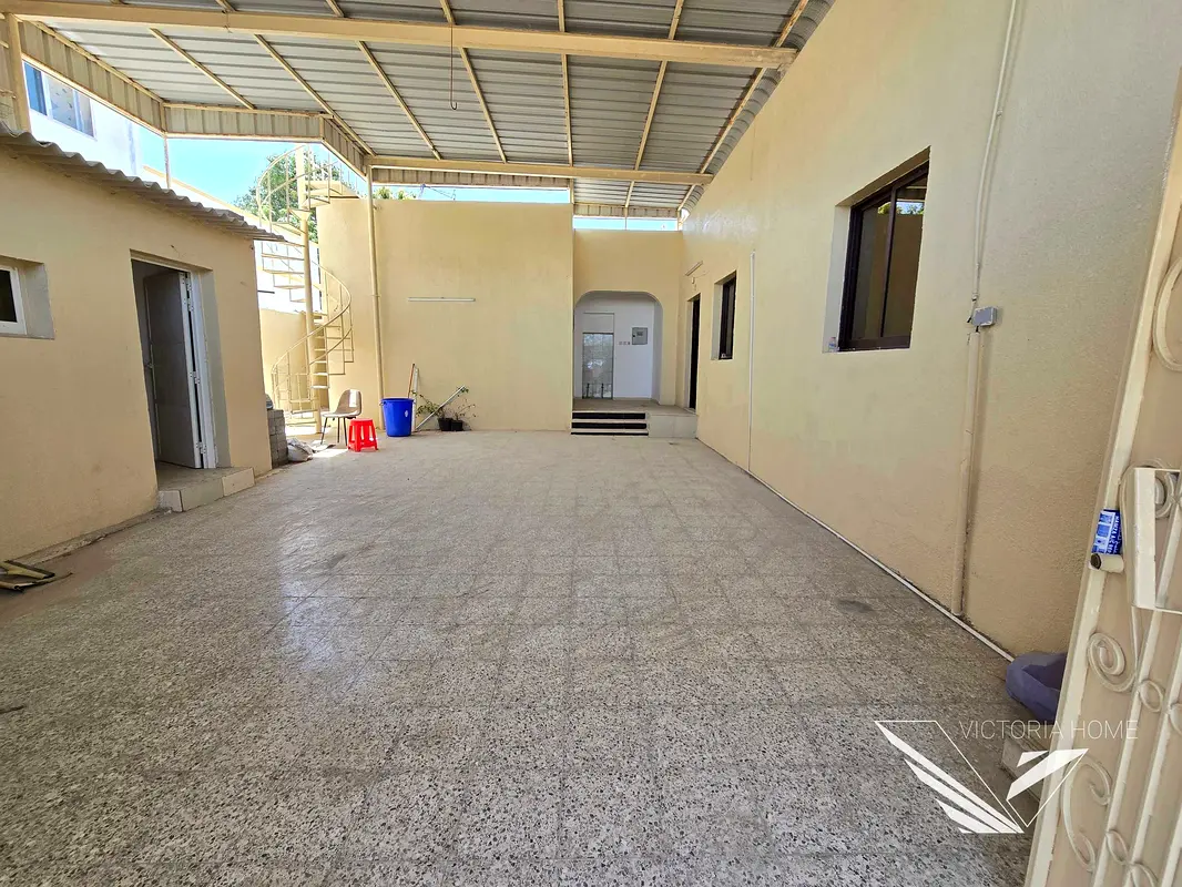 Big 4bhk Villa Maid Room Car Parking laundry Room Near Main Road 60k