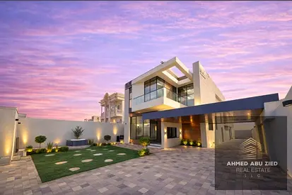 Luxury villa for sale in Rawda 3, 5000 sq ft, including water, electricity and air conditioning. Exceptional location and close to all services.