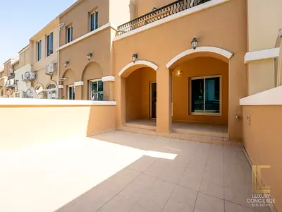 UNIQUE MULTIPLE LAY-OUT SPACIOUS TOWNHOUSE