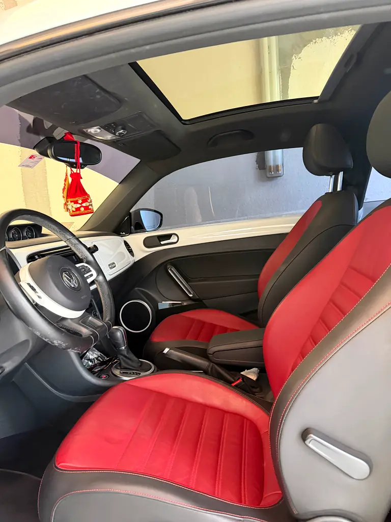 Volkswagen Beetle 2016 — photo 1 of 8
