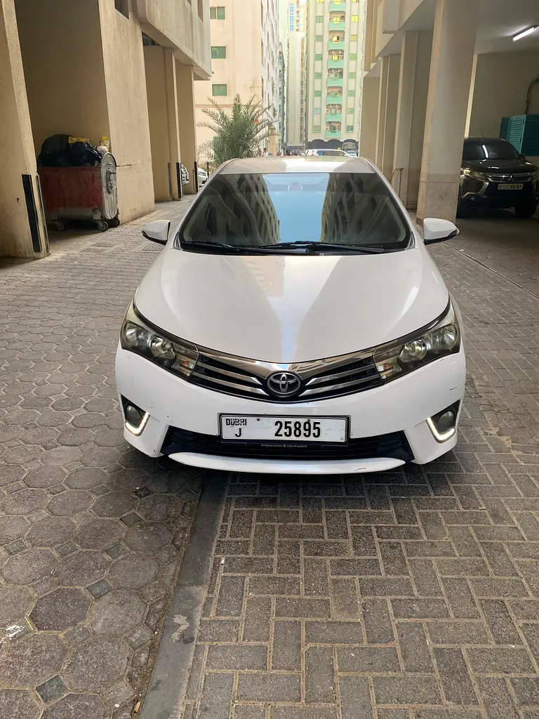 Toyota Corolla 2015 — photo 1 of 6