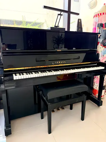 YAMAHA U1 Piano with bench and metronome