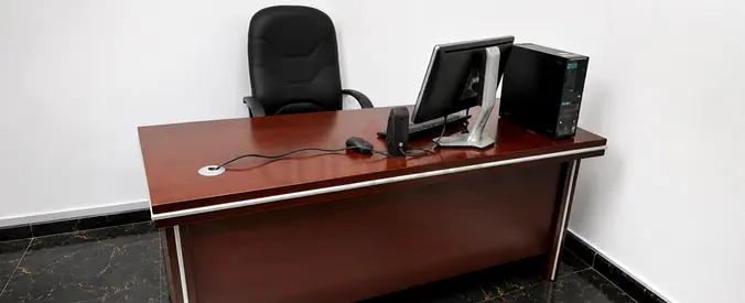 Executive Office Desk with Drawers (140x68cm) – Very Good Condition