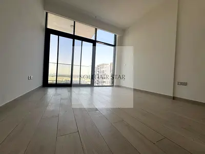 استوديو مطل على حمام السباحة | عزيزي ريفييرا 37 | تصميم مشرق