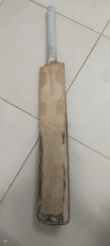 Used English willow cricket bat with great knock—size 6. needs repair