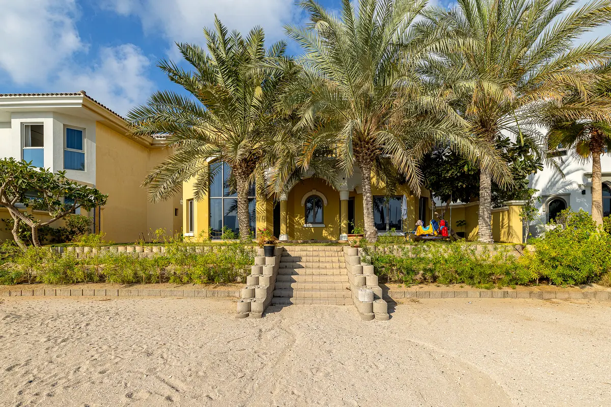 Waterfront Palm Jumeirah Villa Overlooking Skyline