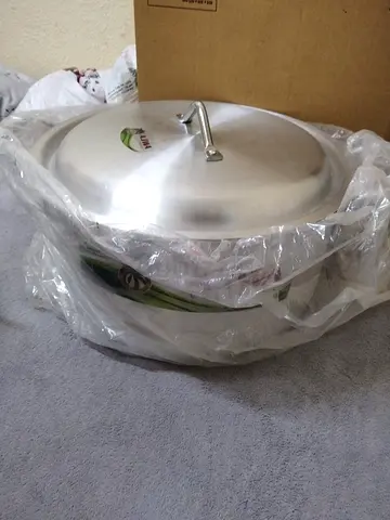 Large Aluminum Cooking Pot with Lid - New
