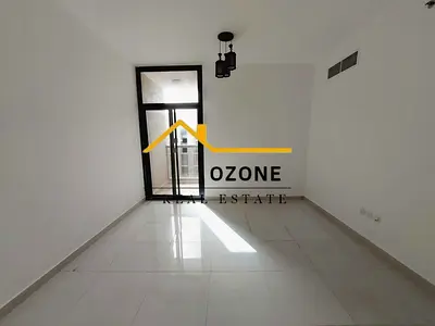 شقة جديدة تمامًا مكونة من غرفة نوم واحدة وصالة مع شرفة وحمامين، بالإضافة إلى موقف سيارات داخل المبنى في موقع متميز.