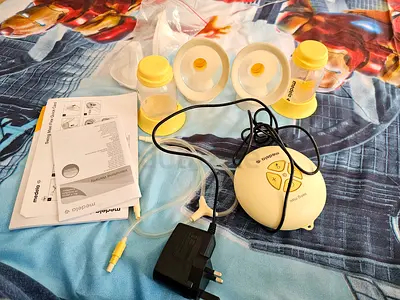 Medela Swing Double Electric Breast Pump with Bottles and Accessories